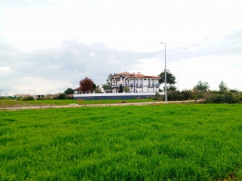 Döşemealtı Yeşilbayır’da 861 m² Köşe Konumlu, Çift Cepheli Villa İmarlı Arsa