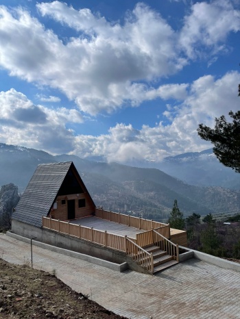 HİSARÇANDIR DA EŞSİZ MANZARALI SATILIK DAĞ EVİ