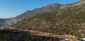 KAŞ BEZİRGAN KALKAN YOLU ÜZERİNDE DENİZ MANZARALI ARAZİ