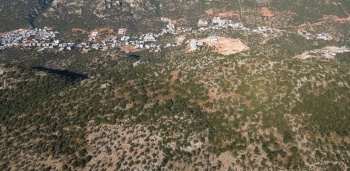 KAŞ BEZİRGAN KALKAN YOLU ÜZERİNDE DENİZ MANZARALI ARAZİ