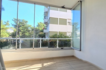 KONYAALTI ALTINKUMDA ASANSARLÜ DENİZE 250 METRE EŞYALI LÜX DAİRE